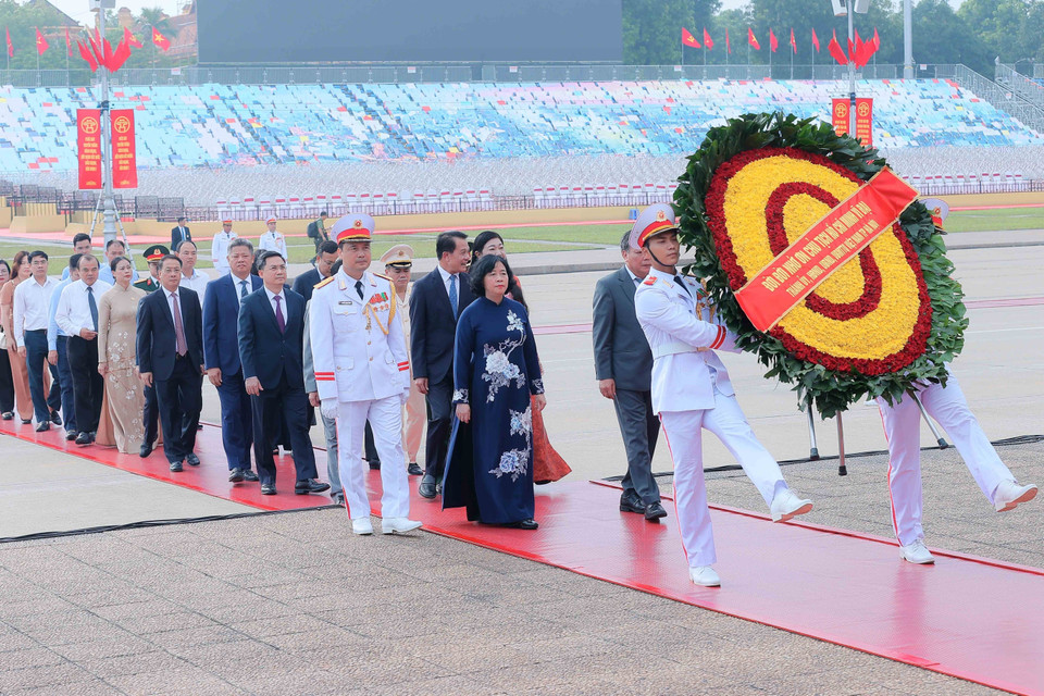 A delegation of the Hanoi Party Committee, People’s Council, People’s Committee and Vietnam Fatherland Front Committee of Hanoi lay wreaths and pay tribute to President Ho Chi Minh at his Mausoleum. (Photo: VNA)