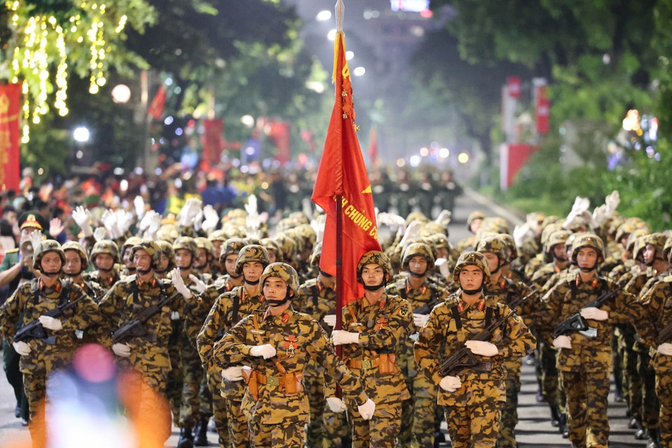 The contingents marching along Kim Ma street during the State-level rehearsal parade of the A80 event. (Photo: VNA)