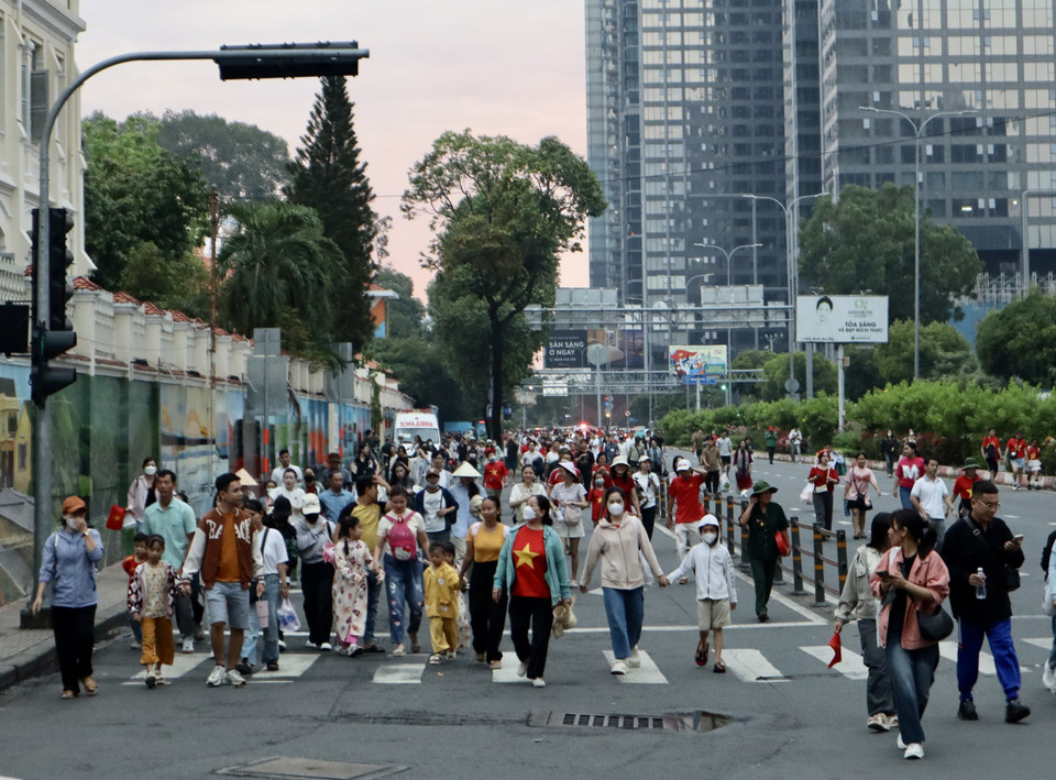 People flocking to the Nguyen Huu Canh – Ton Duc Thang junction early to watch the full dress rehearsal. (Photo: VNA)