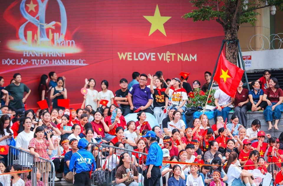 People await the parade contingents at the Kim Ma – Lieu Giai intersection. (Photo: VNA)