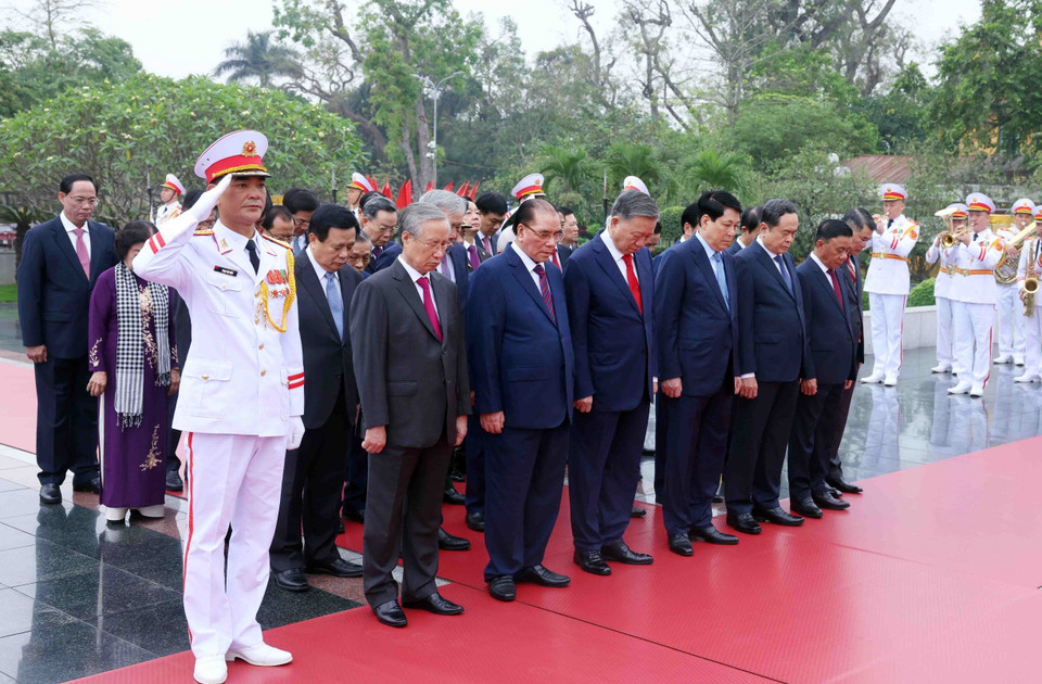 The delegation of incumbent and former Party and State leaders pay tribute to the fallen soldiers. (Photo: VNA)