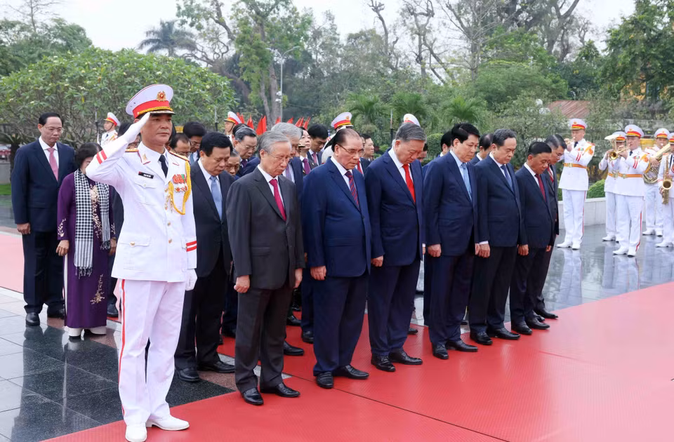 The delegation of incumbent and former Party and State leaders pay tribute to the fallen soldiers. (Photo: VNA)