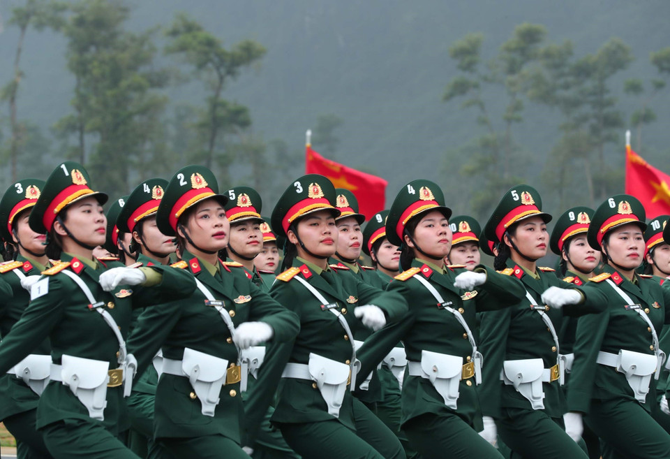 The female military medical corps take part in the rehearsal. (Photo: VNA)