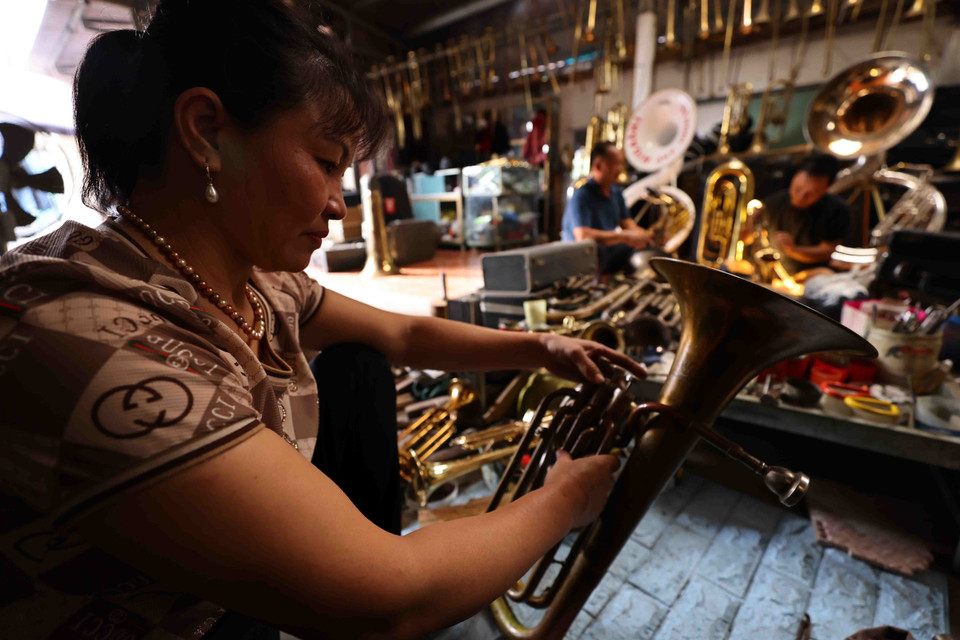 The villagers learn instrument repair through self-study and share experiences, gradually developing the craft of brass instrument production. (Photo: VNA)