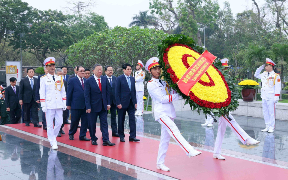 The delegation of incumbent and former Party and State leaders, led by Party General Secretary To Lam, lay wreaths in memory of the fallen soldiers at the Monument to Fallen Soldiers on Bac Son Street, Hanoi. (Photo: VNA)