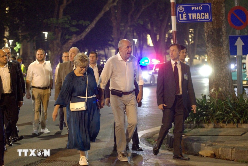 Hungarian President Sulyok and his spouse walk along Le Thach Street near Hoan Kiem Lake. (Photo: VNA)
