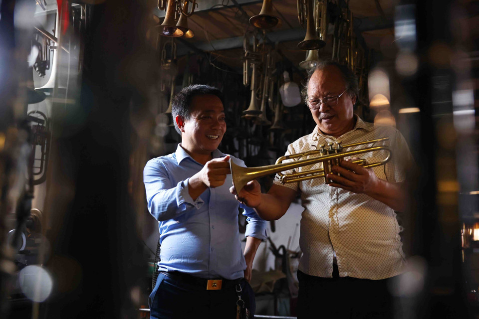 Families like Nguyen Van Cuong’s have upheld this tradition for decades. His father, Mr. Nguyen Van Bien, was among the first to practice this craft in the 1950s. (Photo: VNA)