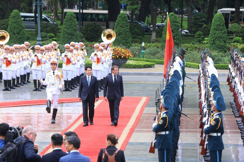 State President Luong Cuong and President Emmanuel Macron inspect the Honour Guard of the Vietnam People’s Army. (Photo: VNA)