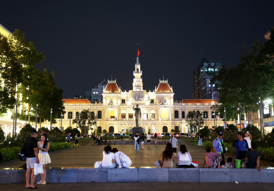 The President Ho Chi Minh Statue Park in front of the Ho Chi Minh City People's Committee building is a popular evening recreation space for both residents and visitors. (Photo: VNA)
