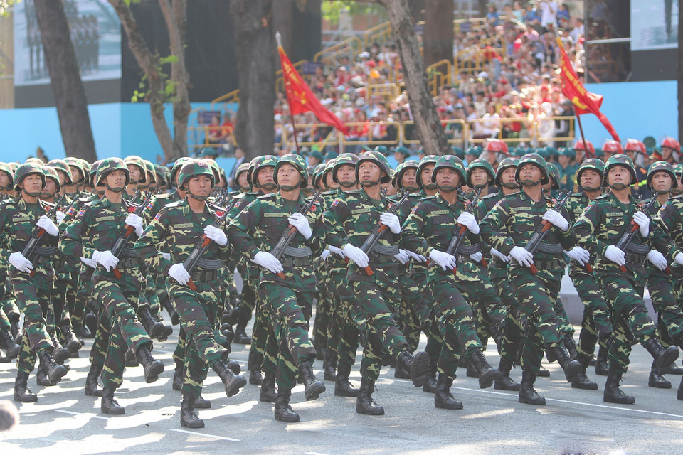 The Lao military contingent participates in the full dress rehearsal for the 50th anniversary of the Liberation of the South and National Reunification. (Photo: VNA)