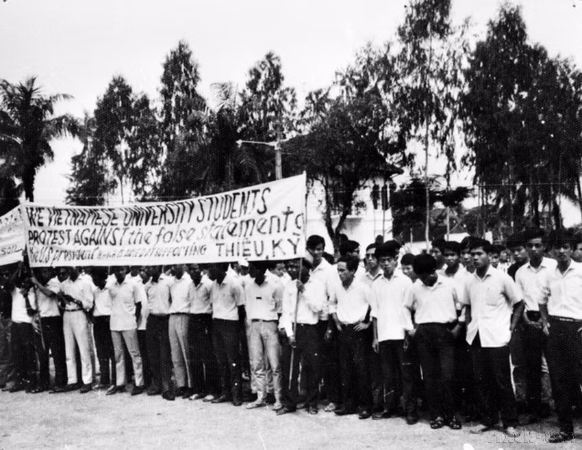 Students in Hue protest against American imperialists and their puppet regime, demanding the US withdrawal and the overthrow of the Saigon regime, April 1966. (Photo: VNA)