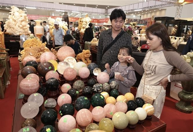 Various gemstone products on display. (Photo: VNA)