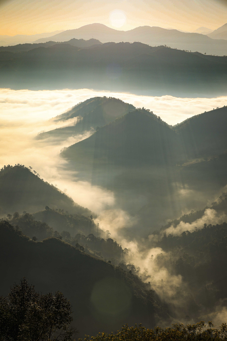 Clouds and mountains create a mystical natural picture each morning. (Photo: VNA)