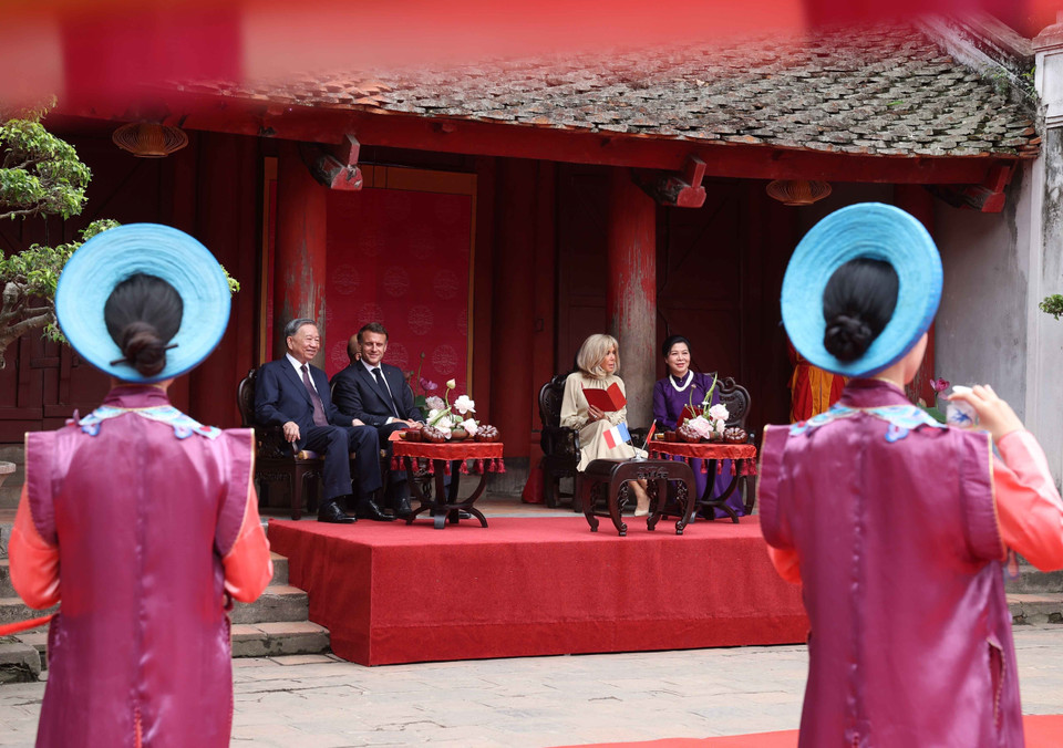 The two couples enjoy a performance of ‘Nha nhac’ – Vietnamese royal court music (Photo: VNA)
