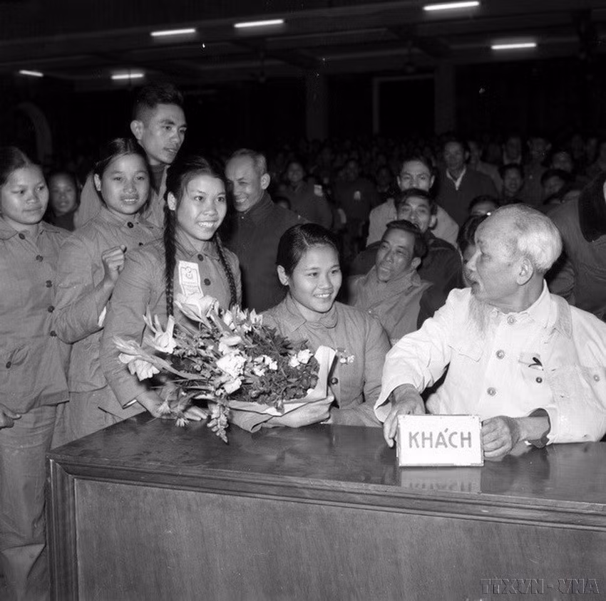 President Ho Chi Minh warmly addresses delegates at the Emulation Congress of Volunteer Youths Fighting Against American Aggression to Protect the Nation in the North of Vietnam, January 1967. (Photo: VNA)