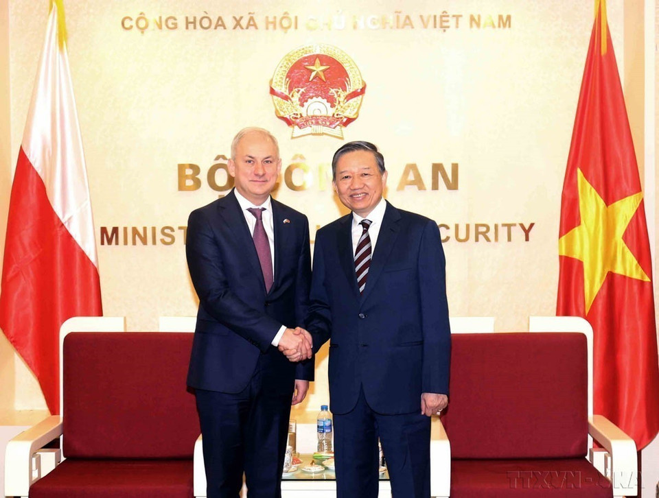 Senior Lieutenant General To Lam, Minister of Public Security, meets with Senator Grzegorz Napieralski, Chairman of Poland’s Democratic Left Alliance, during his visit to Vietnam (Hanoi, November 27, 2018). (Photo: VNA)