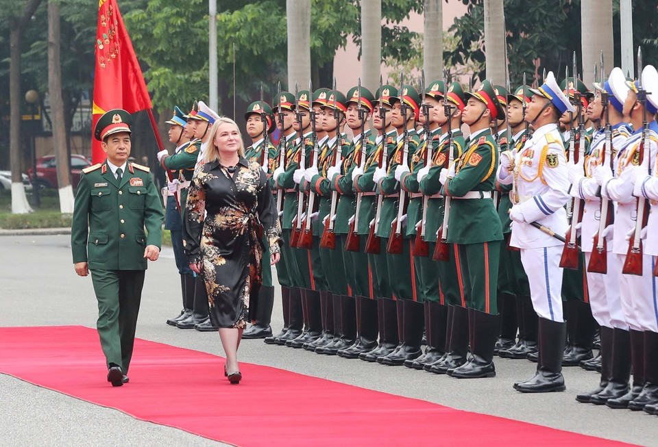 Minister of National Defense Phan Van Giang hosts a reception for Czech Defense Minister Jana Černochová during her official visit to Vietnam and attendance at the 2022 International Defense Exhibition. (Photo: VNA)