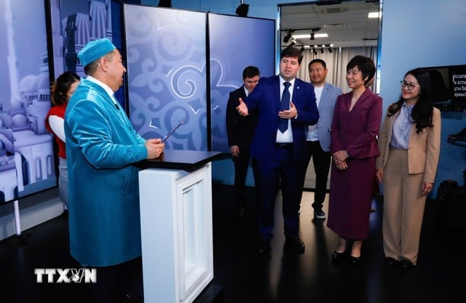 General Director of VNA Vu Viet Trang pays a working visit to the President's Television and Radio Complex of Kazakhstan. (Photo: TRC/VNA)