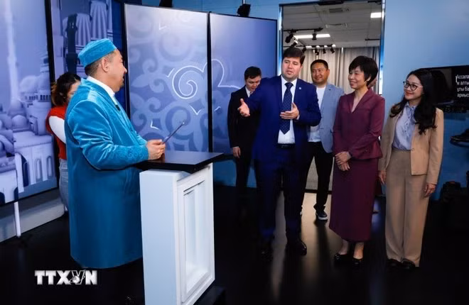 General Director of VNA Vu Viet Trang pays a working visit to the President's Television and Radio Complex of Kazakhstan. (Photo: TRC/VNA)