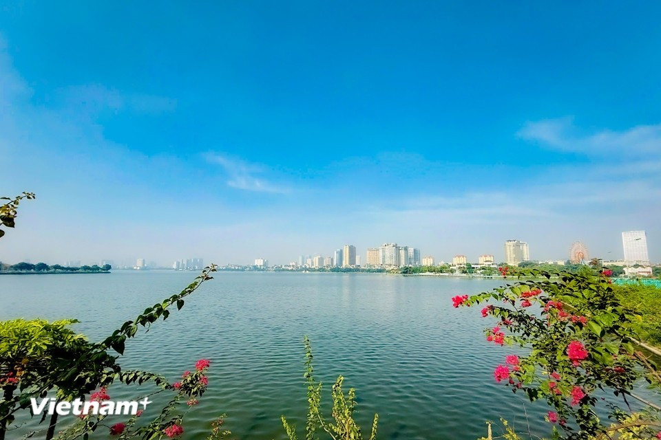 Visitors to West Lake enjoy relaxing strolls, sightseeing and fresh air. (Photo: Vietnam+)