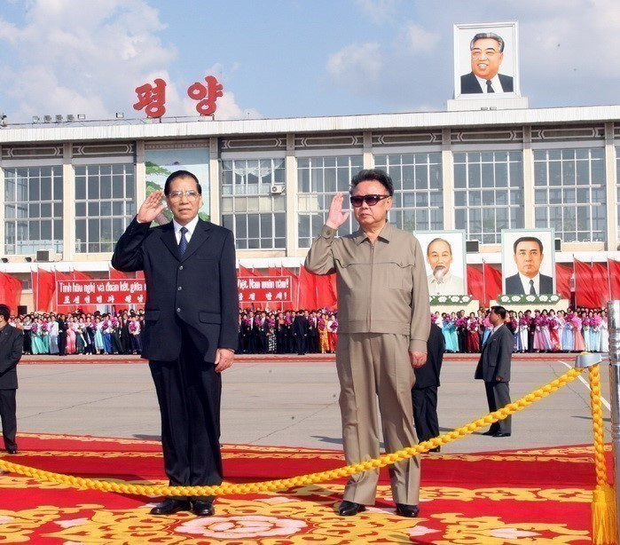 Party General Secretary Nong Duc Manh and Chairman of the Workers' Party of Korea Kim Jong-il at the welcoming ceremony at Sunan International Airport (Pyongyang) on October 16th, 2007, during the former's official friendly visit to the DPRK. (Photo: VNA)