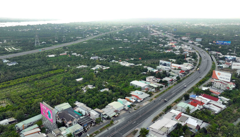 Highway leading to My Thuan 1 and My Thuan 2 Bridges, linking Tien Giang province and Vinh Long province. (Photo: VNA)