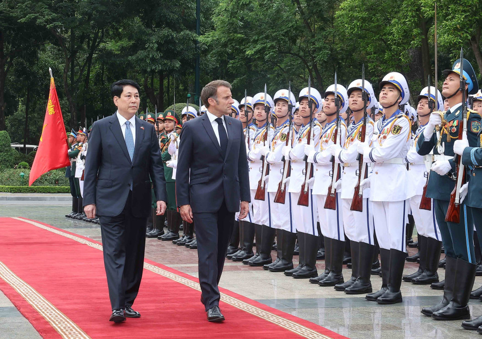 State President Luong Cuong and French President Emmanuel Macron inspect the Honour Guard of the Vietnam People’s Army. (Photo: VNA)