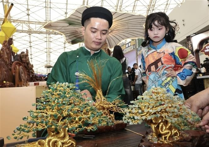Artisan Tran Dien Dien from Hue creates exquisite handicraft products. (Photo: VNA)