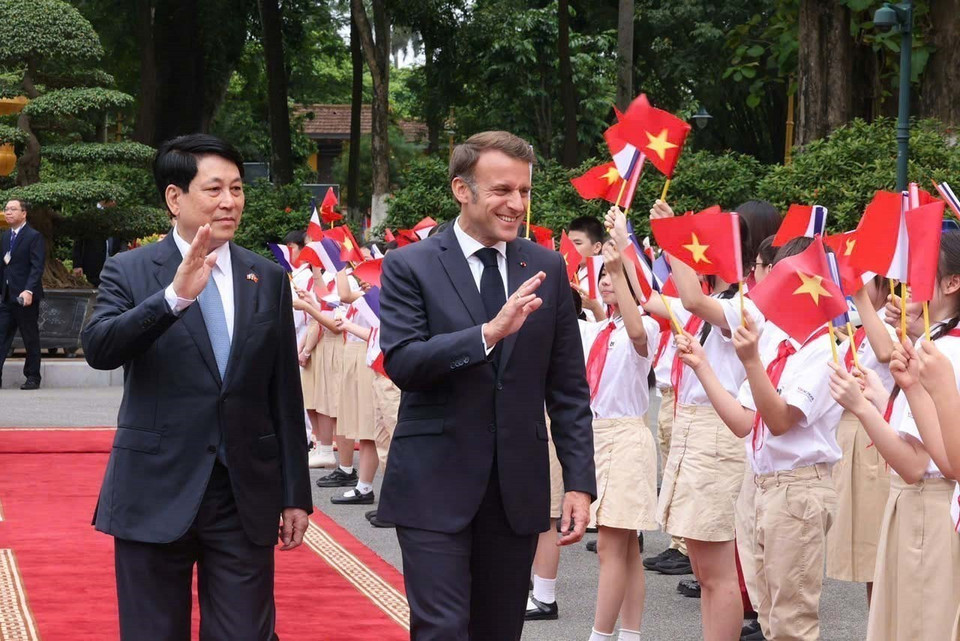 State President Luong Cuong and French President Emmanuel Macron with children in Hanoi. (Photo: VNA)