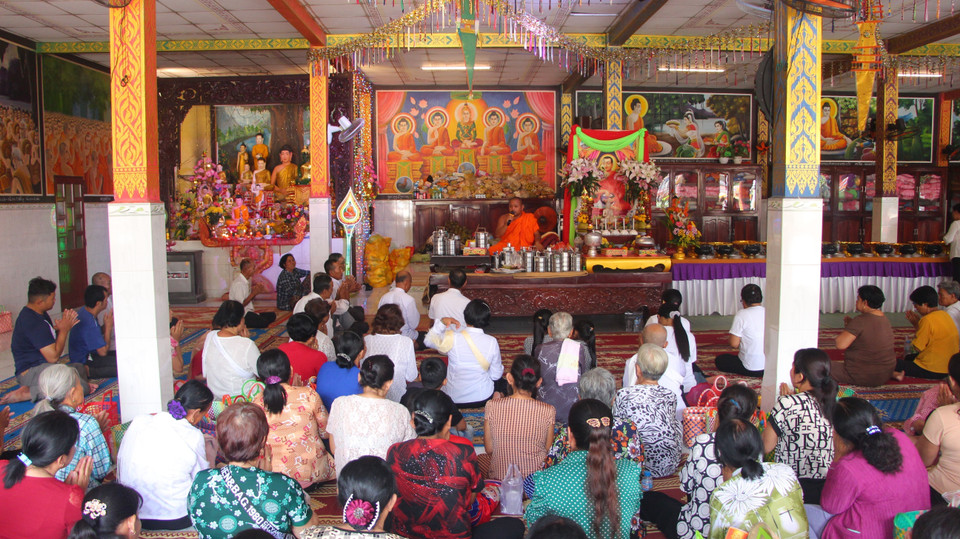 Khmer community members offer food to monks as a way of transferring merit to their deceased ancestors. (Photo: VNA)