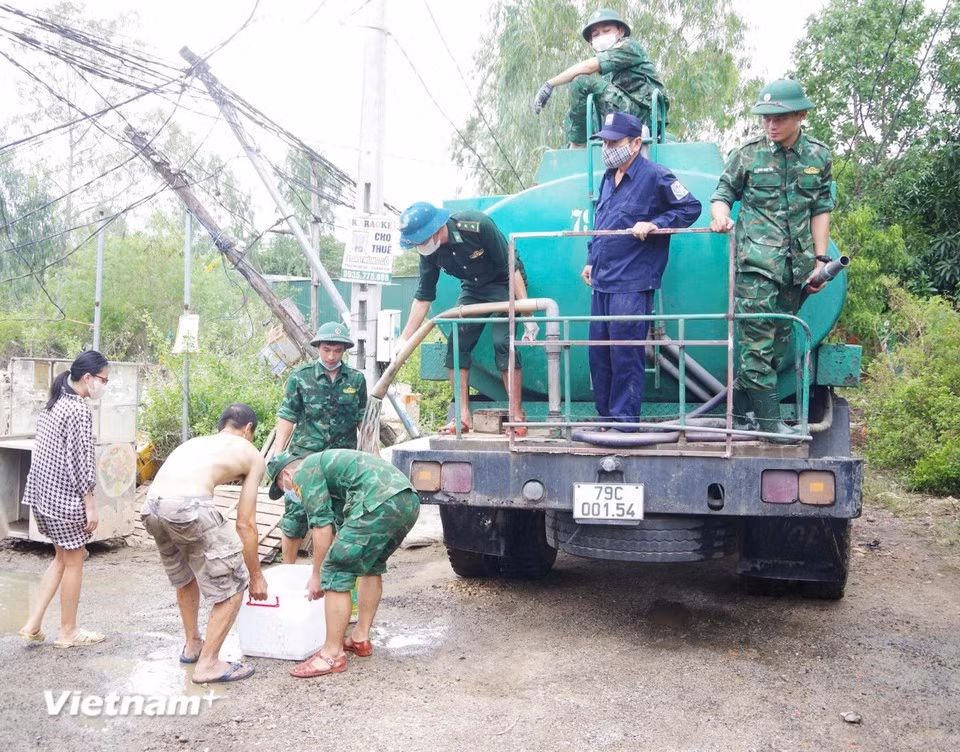 Nha Trang Port Border Guard Station of the Khanh Hoa Border Guard Command supports residents affected by recent flooding. (Photo: Vietnam+)