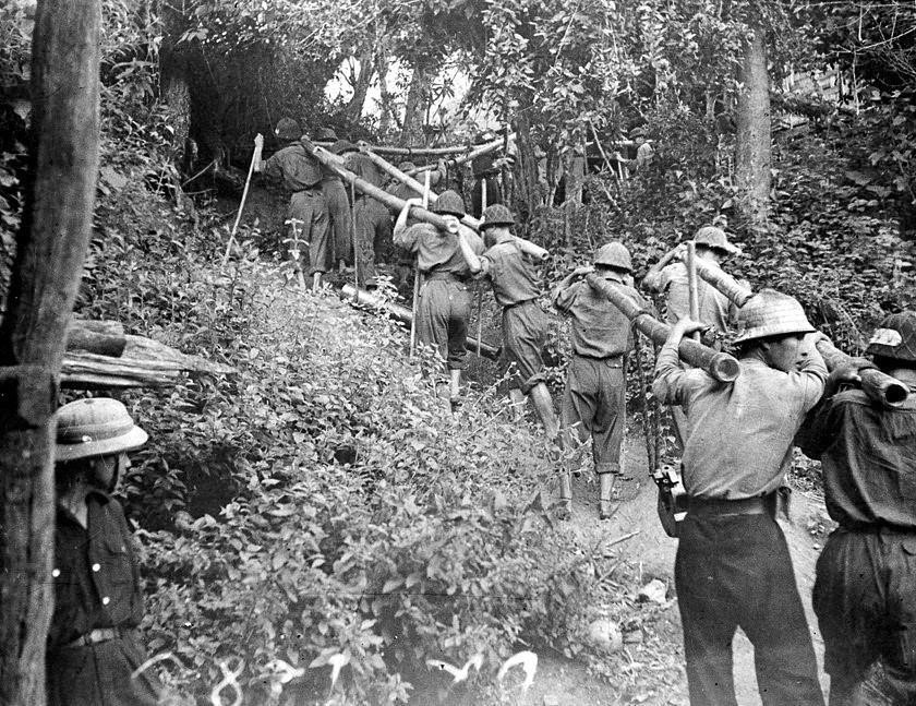 0. During the resistance war against the French, nearly 5,000 Youth Volunteer officers and members work day and night alongside armed forces, transport workers, logistics personnel, and ethnic minority communities in Viet Bac and Tay Bac to successfully complete key tasks. In photo: Artillery troops carry heavy weapons and artillery gear weighing tonnes on their shoulders to the northern border front in 1950. (Photo: VNA)