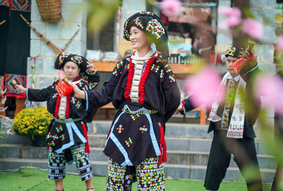 Among the Dao ethnic people, the bell dance is a central ritual performed during important ceremonies. For its significance, during the dance, the Dao Tien ethnic people wear traditional attire. (Photo: VNA)