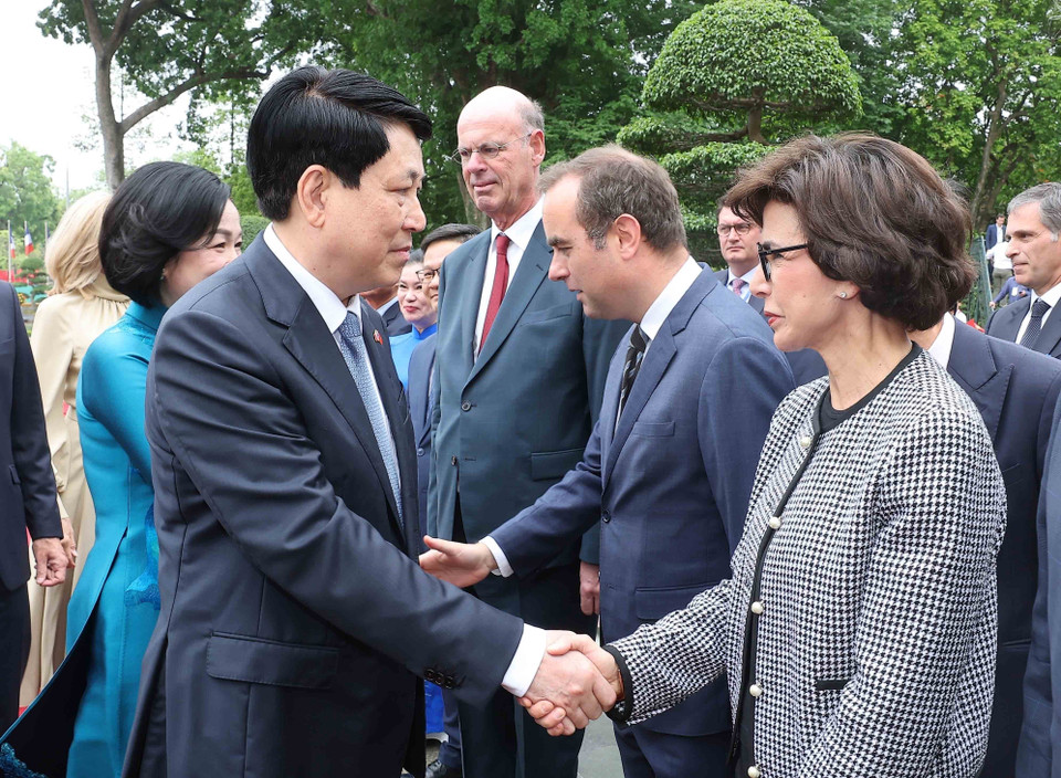 State President Luong Cuong and his spouse greet members of the French delegation. (Photo: VNA)