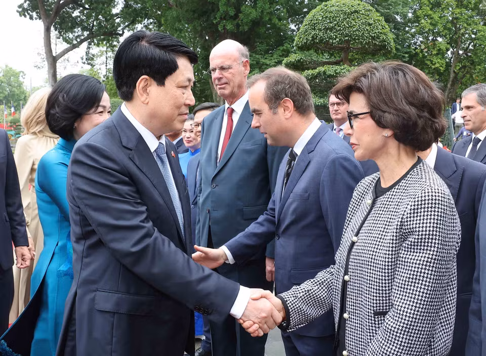 State President Luong Cuong and his spouse greet members of the French delegation. (Photo: VNA)