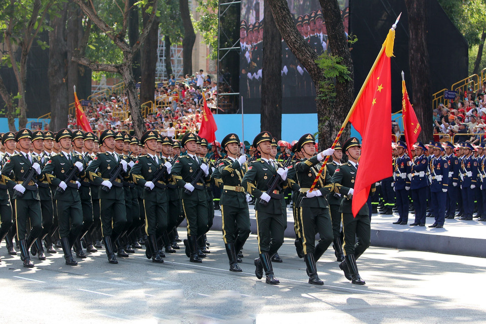 The Chinese military contingent participates in the full dress rehearsal for the 50th anniversary of the Liberation of the South and National Reunification. (Photo: VNA)