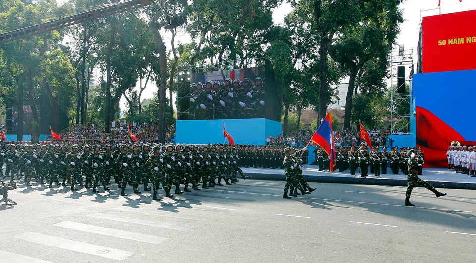 The Lao military contingent participaté in the full dress rehearsal for the 50th anniversary of the Liberation of the South and National Reunification. (Photo: VNA)