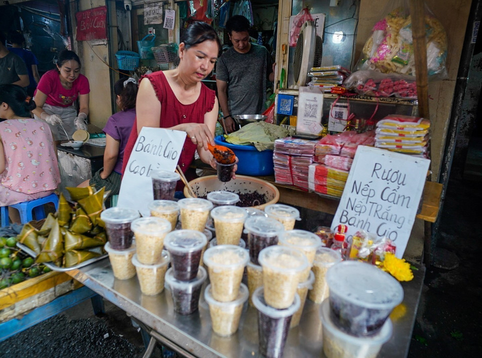 Fermented sticky rice (ruou nep) is a signature dish that’s indispensable on Doan Ngo Festival. (Photo: VNA)