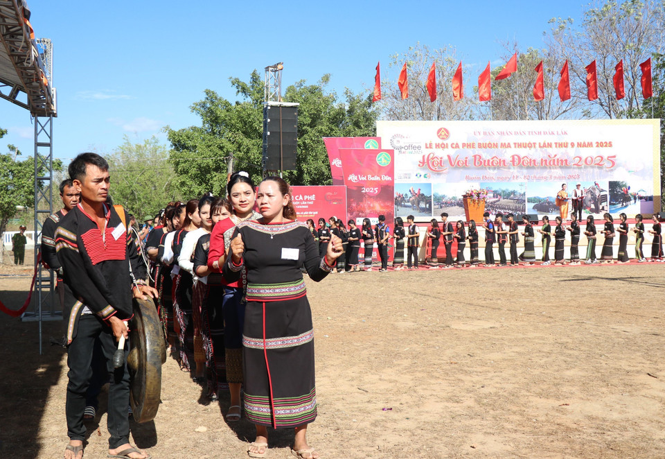 The sound of gongs embodies the voice of the mountains and forests, serving as a bridge between humans and deities during rituals and traditional festivals. (Photo: VNA)