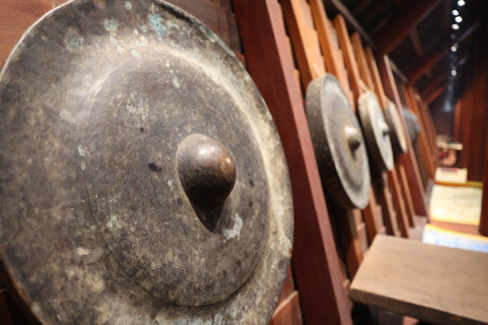 A set of Ede gongs displayed in a place of honour inside a traditional longhouse. (Photo: VNA)