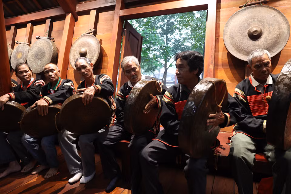Gongs resound from a traditional longhouse of the Ede. (Photo: VNA)