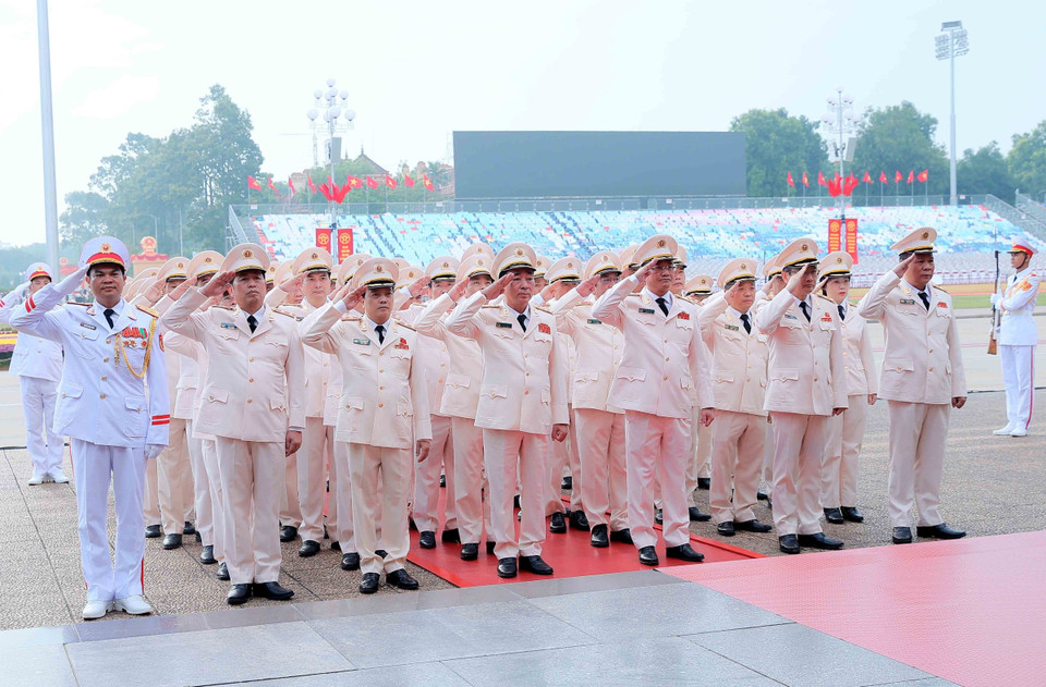 A delegation of the Central Public Security Party Committee pays tribute to President Ho Chi Minh. (Photo: VNA)