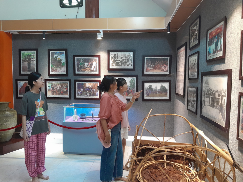 Visitors explore the cultural exhibition space of the S’tieng ethnic group. (Photo: VNA)