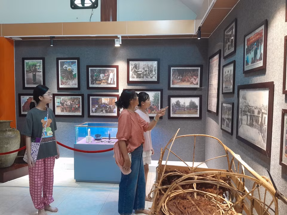 Visitors explore the cultural exhibition space of the S’tieng ethnic group. (Photo: VNA)
