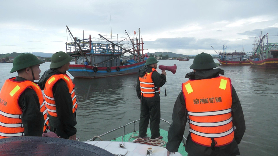 Border Guards at stations in Quang Tri help arrange and call on vessels to seek shelter. (Photo: VNA)