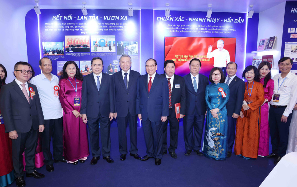 Party General Secretary To Lam, Party and State leaders, and delegates tour the Vietnam News Agency’s display space. (Photo: VNA)