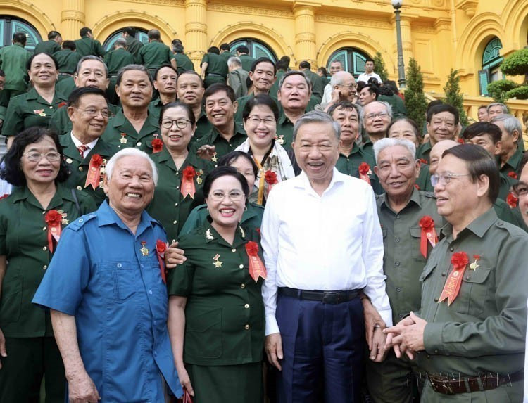 State President To Lam meets with a delegation of former Youth Volunteer Force members on the occasion of the 74th anniversary of the force’s Traditional Day (July 15, 1950 – 2024). (Photo: VNA)