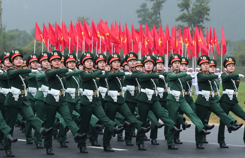 The female military medical corps take part in the rehearsal. (Photo: VNA)