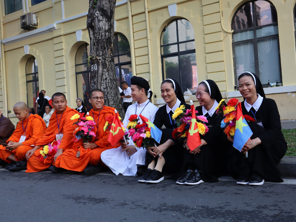 Representatives of various religions before the full dress rehearsal for the parade celebrating the 50th anniversary of the Liberation of the South and National Reunification. (Photo: VNA)