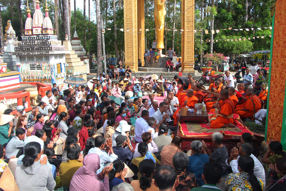 Buddhist followers enthusiastically take part in a prayer ceremony for the departed during the traditional Chol Chnam Thmay New Year. (Photo: VNA)
